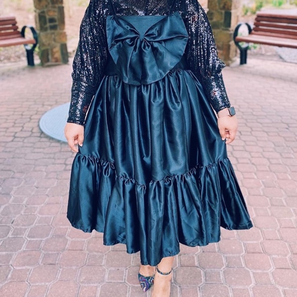 Elegant Black Satin Dress - Picture 5 of 7